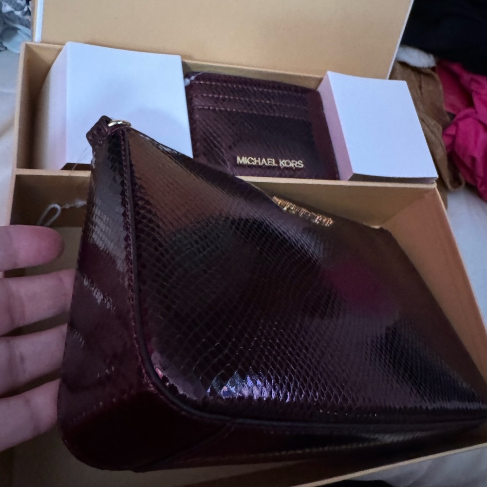 Michael Kors burgundy colored small handbag - new in Gift Box - Picture 7 of 7